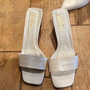 Lulus embossed heels